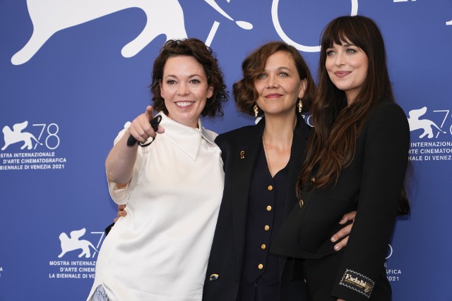 Olivia Colman (od lewej), Maggie Gyllenhaal i Dakota Johnson podczas 78. edycji Festiwalu Filmowego w Wenecji w Wenecji (3 września 2021 r.).