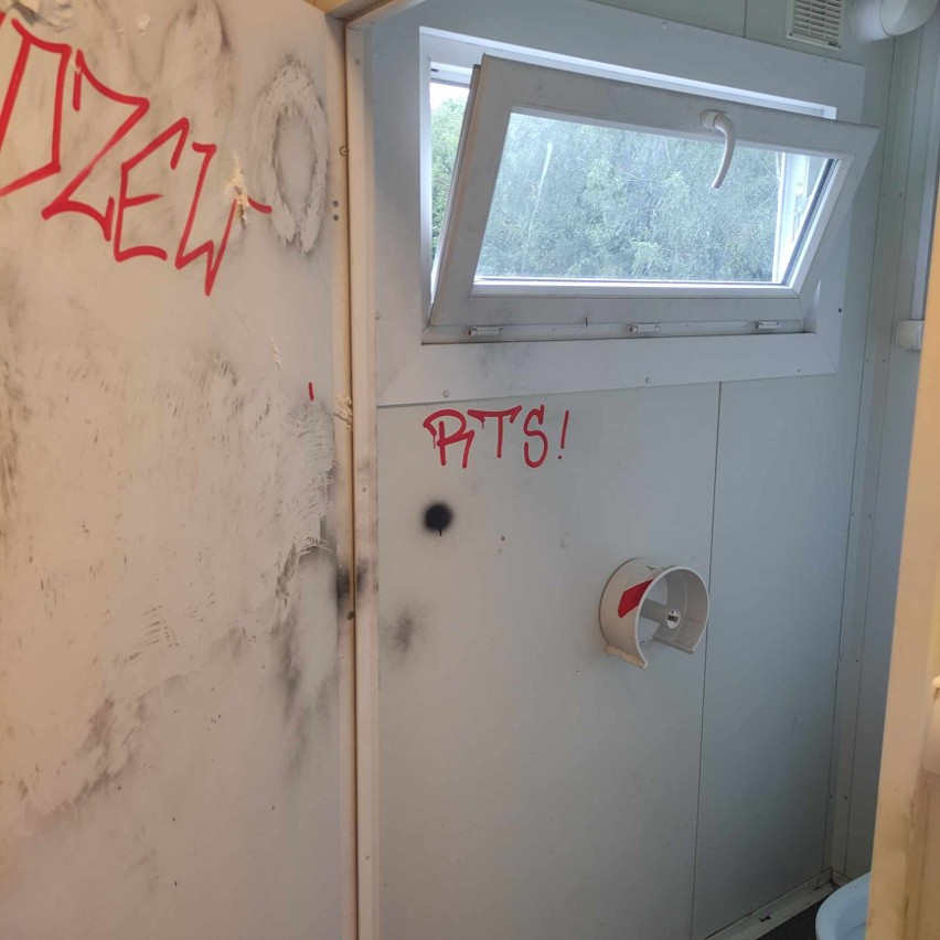 Dzieci zdemolowały pomieszczenia sanitarne na orliku w Andrespolu. Gmina nie zgłasza sprawy na policję, mieszkańcy oburzeni ZDJĘCIA