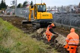 Trwa budowa chodnika przy drodze krajowej numer 77 w Trześni. Gmina Gorzyce zabiegała o inwestycję przez kilka lat 