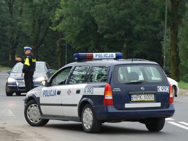 Poruszające się podejrzanie auta zauważały zarówno patrole policji, jak również inni uczestnicy ruchu, którzy informowali o tym policję.
