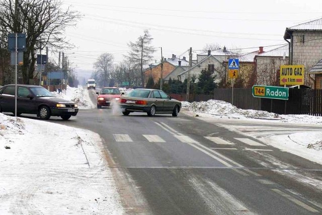 O oczyszczenie chodników na tym skrzyżowaniu upomina się Jan Myszka, radny Tychowa Starego.