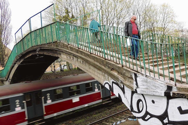 Garbaty Mostek od lat łączy ulice Sobieskiego i Chrobrego w Toruniu. Po zimie nie wygląda najlepiej, w MZD zapowiadają doraźną naprawę