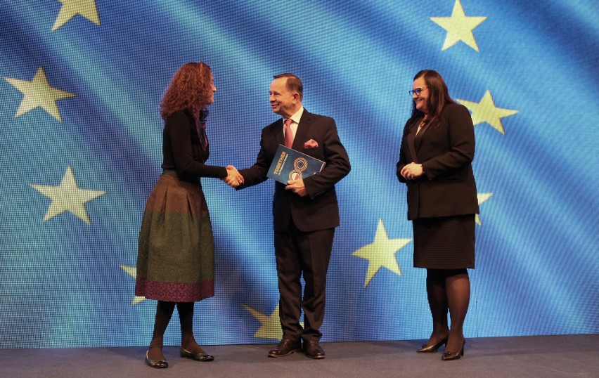 Cinzia Masina z Komisji Europejskiej (z lewej) przekazała...
