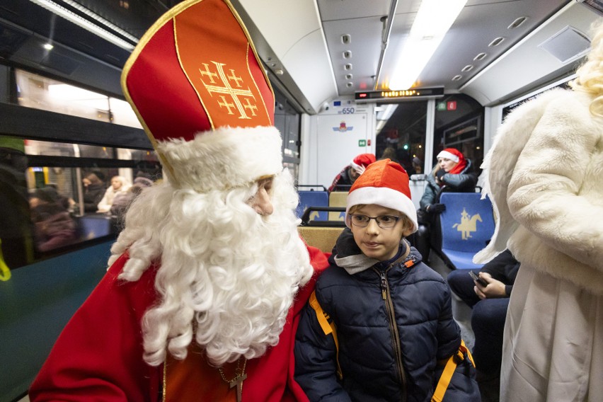 Tramwaj zamiast sań. W Krakowie Święty Mikołaj wybrał nietypowy dla siebie środek transportu. Taka atrakcja tylko raz w roku!