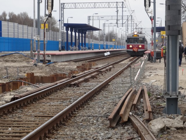 Na  budowie  tunelu w części budowanej przez firmę Strabag , widać wyraźny postęp. Niestety tam gdzie powinno teraz pracować hiszpańskie konsorcjum nie ma nawet torów.