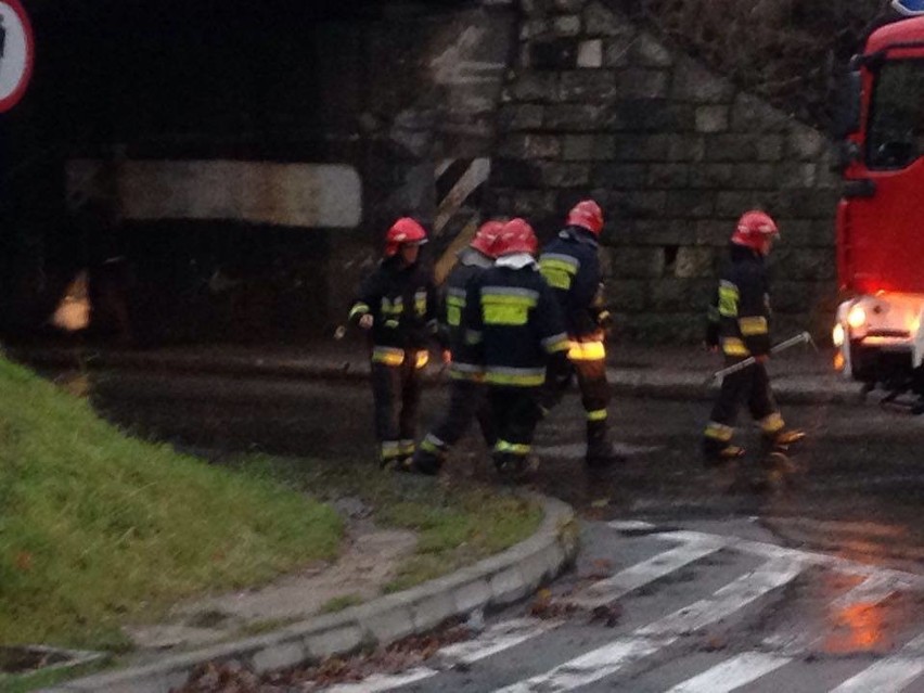 Chrzanów. Strażacy odpompowywali wodę spod wiaduktu na ul. Krakowskiej