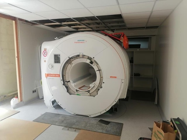 Nowoczesny rezonans magnetyczny dotarł dziś do sandomierskiego szpitala. Aparat wjechał do szpitala przez dziurę w ścianie. Więcej na kolejnych zdjęciach.