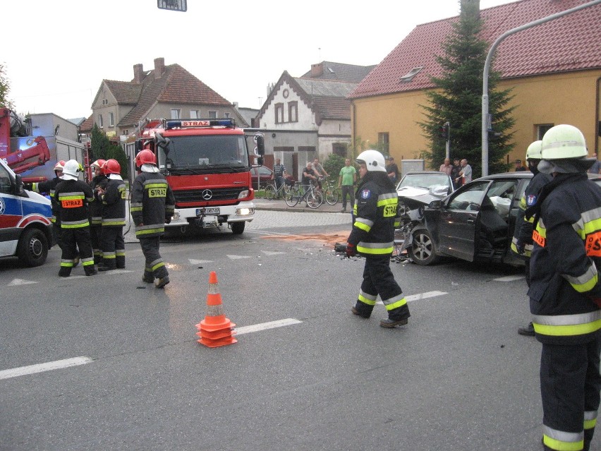 Wypadek w Siechnicach. Trzy osoby poszkodowane, w tym jedna ciężko (ZDJĘCIA)