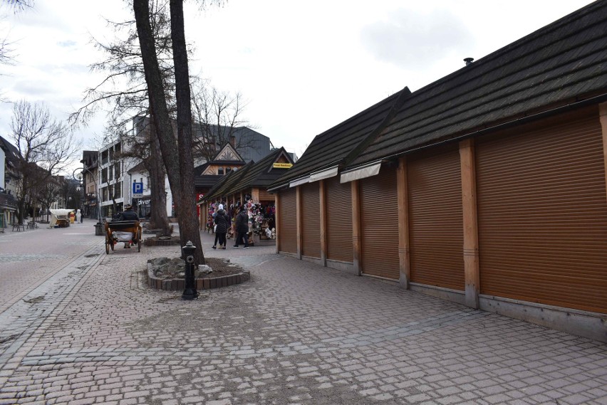 Koronawirus - Zakopane. Krupówki opustoszały. Zamknięte stragany z pamiątkami. Zamkną też restauracje?  