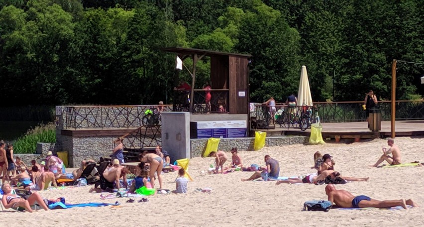 Plażowanie w Parku Lisiniec w Częstochowie. Gorący piasek i...