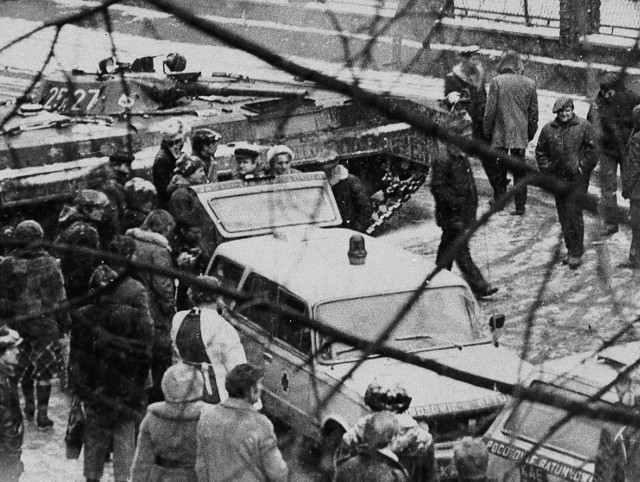 Zdjęcie z 16 grudnia 1981 roku, kiedy doszło do pacyfikacji kopalni Wujek i zginęło dziewięciu górników. Jego autor nie jest znany. Fotografia pojawiła się na wystawie "Użyto broni"