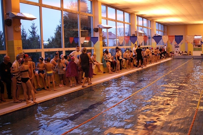 Mikołajkowy Turniej Pływacki 2018: Młodzież szkolna rywalizowała na basenie w Skarżysku-Kamiennej [DUŻO ZDJĘĆ]