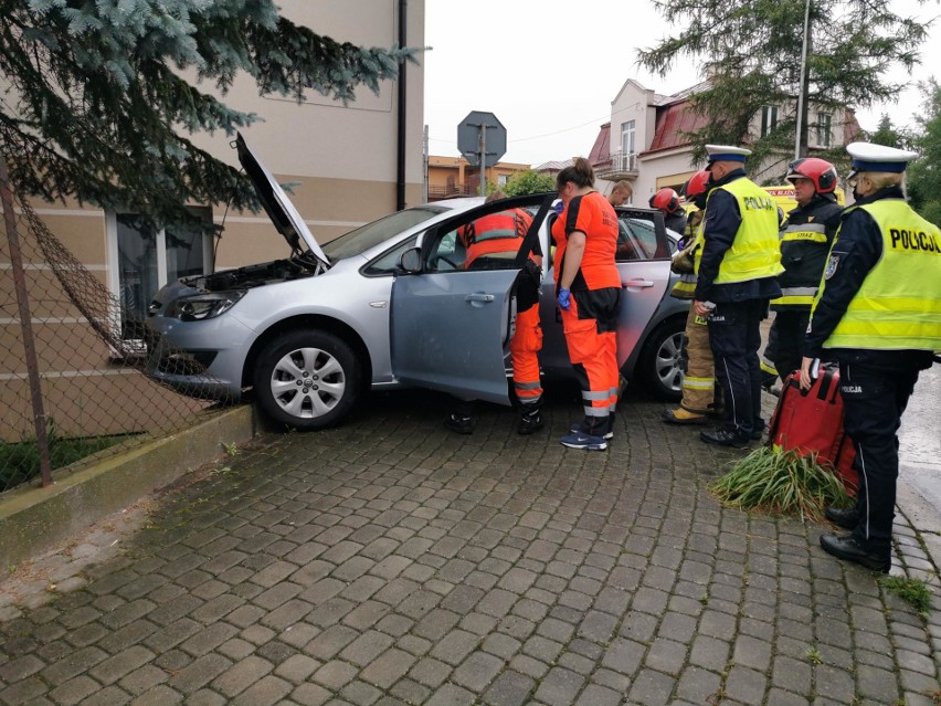 Wypadek w Przemyślu. Na skrzyżowaniu ul. St. Augusta z ul. Wyspiańskiego zderzyły się dwa ople. Jedna osoba ranna [ZDJĘCIA]