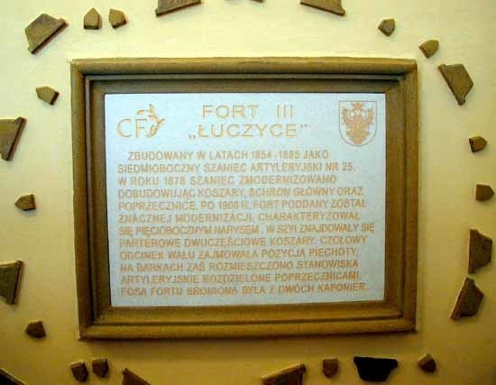 Niektóre nowe tablice już zostały zamontowane na  fortach, z czego najbardziej cieszą się turyści.