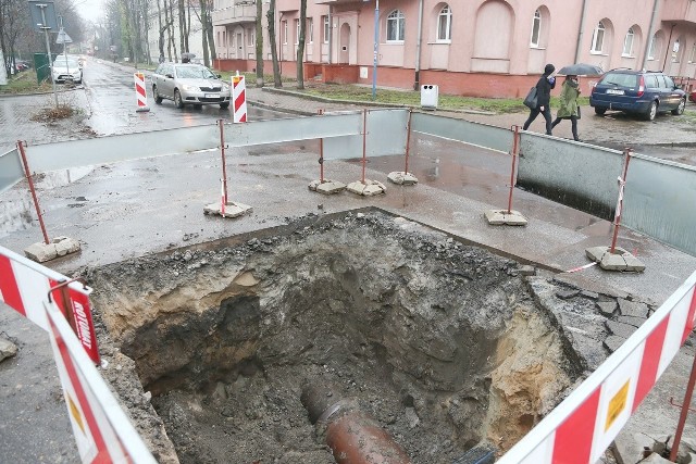 Awaria rury kanalizacyjnej i zwężenie na ulicy Koszarowej