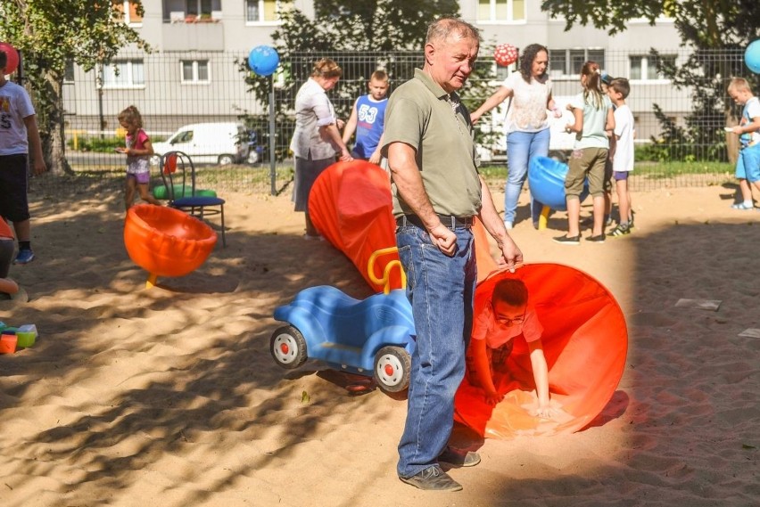 Osiedle Hetmańskie: Zrobili plac zabaw z... nakrętek do...