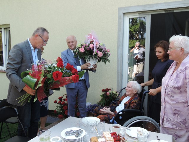 Z okazji setnych urodzin pani Leokadii jubilatkę odwiedzili przedstawiciele władz, którzy życzyli seniorce dobrego zdrowia.