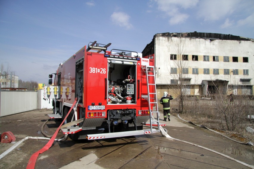 Trwa dogaszanie pożaru hali z materiałami tekstylnymi w Tarnobrzegu - Machowie. Może potrwać nawet kilka dni! Wiemy, co tam się mieściło 