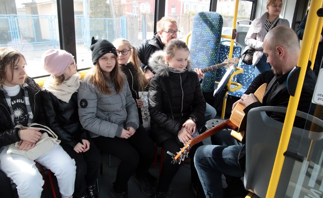 Zespoły muzyczne i wokalne umilały życie podróżującym liniami powiatowymi w Grudziądzu