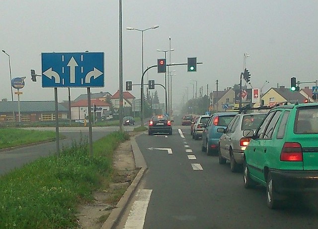 To zdjęcie zrobione przez czytelnika doskonale obrazuje problem. Pas do skrętu w lewo jest tu zdecydowanie za krótki. Kierowcy radzą sobie jak mogą, rozjeżdżając przy tym wysepkę. Postulują więc, by jej kosztem wydłużyć lewoskręt.