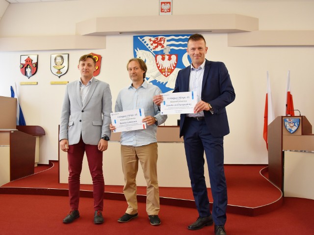 Tomasz Czuczak wraz z Tomaszem Brzęczkiem (osiedle Lubiatowo) oraz Adamem Bochrem (osiedle Unii Europejskiej) w czasie wręczenia nagród w urzędzie miasta.