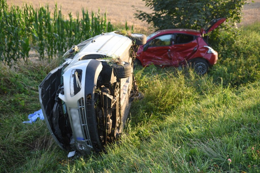 Groźny wypadek na DW 884 w Ruszelczycach w powiecie przemyskim. Ford focus uderzył w lancię, do szpitala zabrano 4 osoby [ZDJĘCIA]