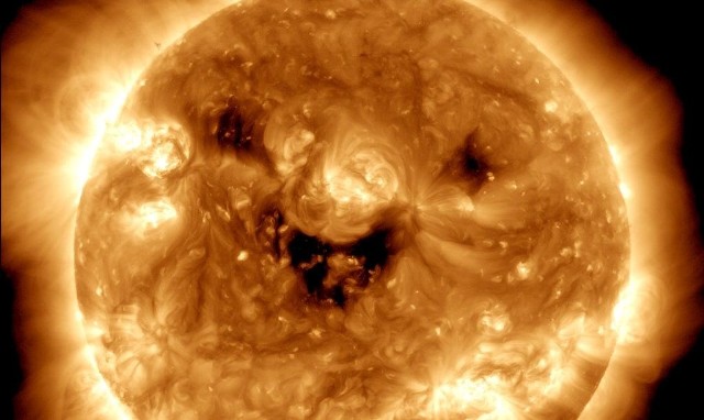 Obserwatorium Dynamiki Słońca NASA "przyłapało Słońce na uśmiechu"