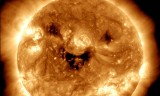 Wydaje się, że zdjęcie z satelity NASA przedstawia „uśmiechnięte” Słońce. Z czym związane jest to zjawisko?