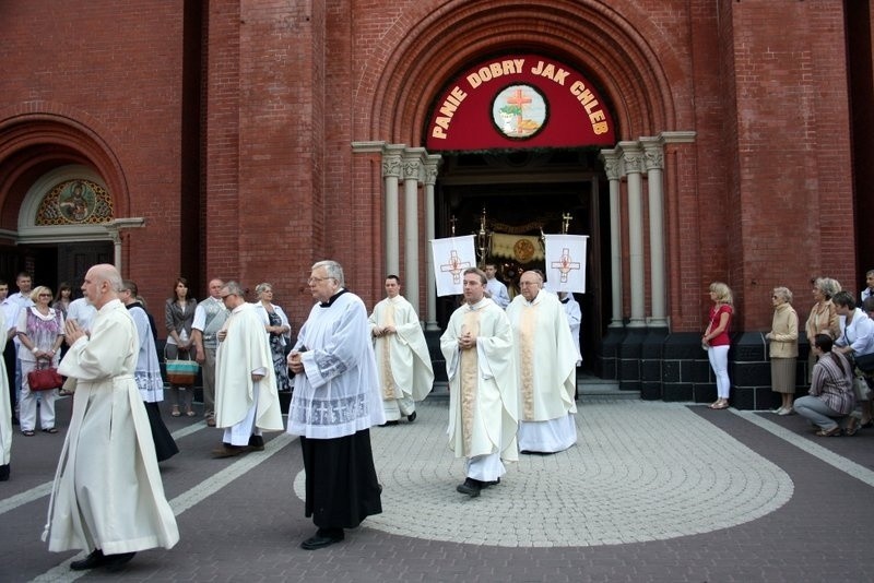 Boże Ciało 2014 w Zabrzu: procesja z kościoła św.Anny w...