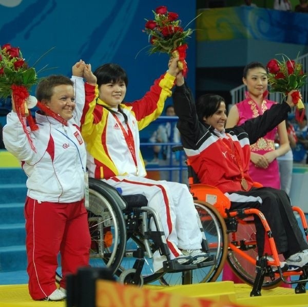 Najszczęśliwszy moment - Justyna Kozdryk ze srebrnym medalem na podium podczas paraolimpiady w Pekinie.