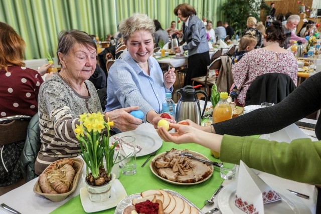 24.04.2022 sopot.  swieta wielkanocne w obrzadku wschodnim.  sniadanie wielkanocne dla uchodzcow w auli wydzialu ekonomicznego uniwersytetu gdanskiego.  fot. karolina misztal / polska press/dziennik baltycki