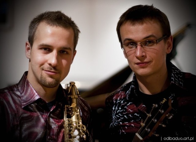 Marcin i Bartosz zagrają na saksofonie i gitarze.