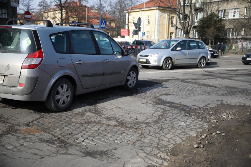 Nawierzchnia ulicy Prądnickiej jest w fatalnym stanie.