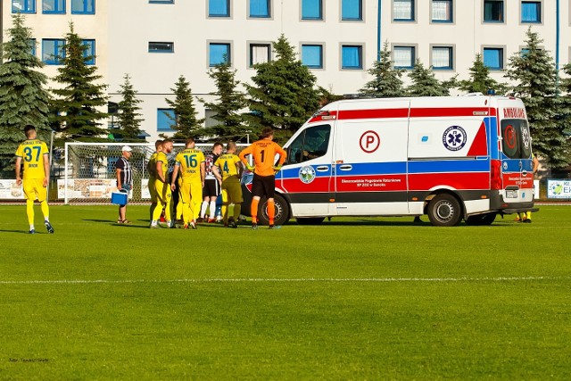 W piątek Ekoball Stal Sanok wygrała ligowe spotkanie z Czarnymi Jasło. Spotkanie rozpoczęło się fatalnie dla Krystiana Jaklika, który już w 1. minucie z nieznanych przyczyn upadł na murawę. Piłkarz stracił przytomność. Dzięki szybkiej interwencji piłkarzy i ratownika medycznego Jana Wojnarowskiego, Jaklik po około 20 minutach odzyskał przytomność. Następnie niespełna 24-latek został przetransportowany karetką do szpitala. - Krystian jest przytomny, znajduje się pod opieką lekarską i przechodzi szereg badań - informuje 4-ligowy klub z Sanoka.