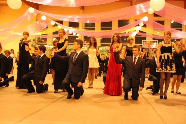 Tradycyjnym elementem każdej studniówki jest polonez. W Liceum Ogólnokształcącym numer 2 w Opatowie zatańczyli uczniowie w sumie z ośmiu klas trzecich.
