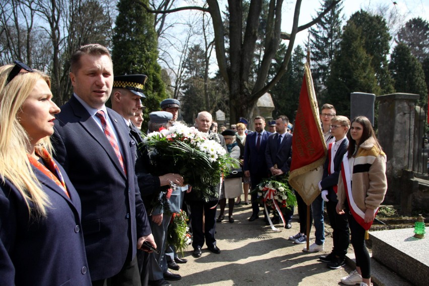 79. rocznica Zbrodni Katyńskiej. Wiązanki i znicze pod Mogiłą Katyńską (ZDJĘCIA)