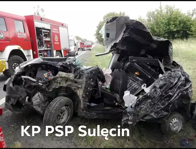 Do wypadku doszło około godziny 17, w  czwartek, 21 czerwca, na 12 kilometrze drogi krajowej numer 92 między Torzymiem a Świeckiem. W zdarzeniu brały udział dwa pojazdy, samochód ciężarowy oraz osobówka. W wyniku zderzenia dwie osoby zostały ranne. Na miejscu interweniowały dwie jednostki ratowniczo-gasnicze z Sulęcina, OSP z Torzymia, śmigłowiec LPR, pogotowie ratunkowe oraz policja. Trwa ustalanie okoliczności wypadku. Cztery pojazdy, 11 rannych. Karambol pod Piotrkowem TrybunalskimŹródło:TVN24POLECAMY RÓWNIEŻ PAŃSTWA UWADZE:Śmierć policjanta po odprawie. "To wielka strata". Kim był?Noworodek znaleziony na Odrze. Są wyniki sekcji zwłok