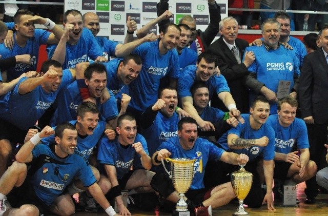 Piłkarze ręczni Gwardii Opole i ich kibice aż 10 lat czekali na awans do grona najlepszych w kraju. W tym roku cel osiągnęli.