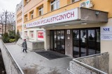 Długie kolejki do lekarzy specjalistów w Bydgoszczy. Do ortopedy w Bizielu czeka prawie 2 tys. pacjentów