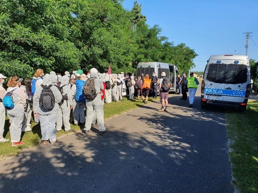 Aktywistki i aktywiści weszli na teren kopalni domagając się...