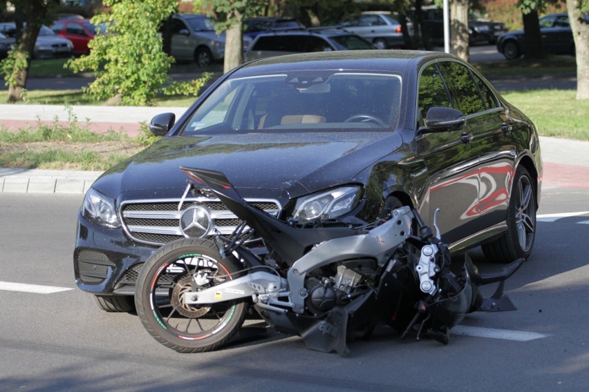 Wypadek w Tarnobrzegu. W zderzeniu z mercedesem ranny został 17-letni motocyklista (ZDJĘCIA)