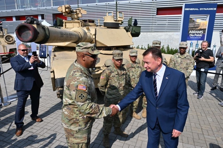 Minister obrony narodowej Mariusz Błaszczak na Salonie Przemysłu Obronnego w Kielcach za sterami F35. Zobacz co jeszcze oglądał [ZDJĘCIA]