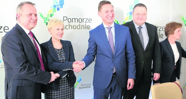 Krzysztof Nowak (prezes Szczecińskiego Funduszu Pożyczkowego), Beata Daszyńska-Muzyczka (prezes BGK), marszałek Olgierd Geblewicz, Paweł Pitera (z-ca prezesa BOŚ), Małgorzata Dusza (BOŚ)