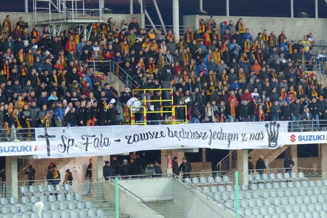 Wszyscy obecni na stadionie minutą ciszy uczcili pamięć zmarłego kilka dni temu Kacpra Falandysza, kibica Korony.