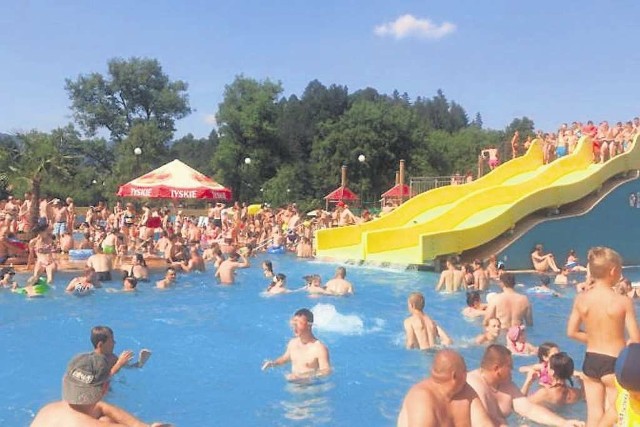 Muszyński park wodny pod słonecznym niebem codziennie odwiedzało cztery tysiące plażowiczów i kąpiących się osób. Pobliskie ogrody dawały wytchnienie i cień szukającym spokoju