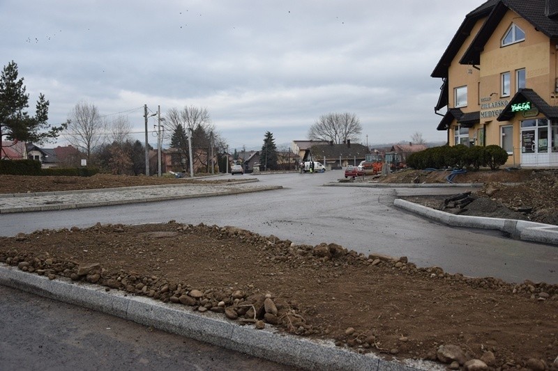 Nowy Sącz. Rondo turbinowe na osiedlu Helena pokryły pierwsze warstwy asfaltu [ZDJĘCIA]