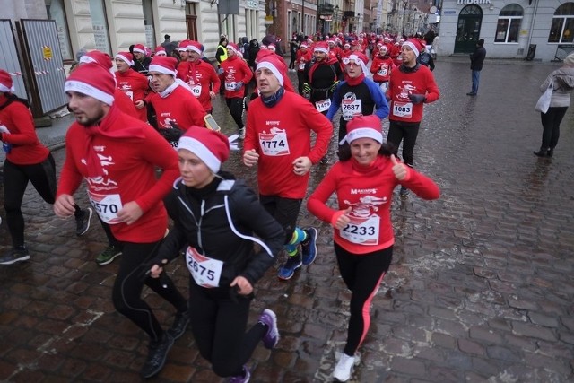 Półmaraton Świętych Mikołajów i bieg na 10 km wieńczyły Weekend Świętych Mikołajów w Toruniu. Deszcz mało kogo odstraszył. Na starcie stanęło prawie 2,5 tysiąca biegaczy! Mamy nowe zdjęcia z trasy.