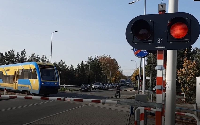 Przejazd na ul. Częstochowskiej w Opolu. Sygnalizacja...