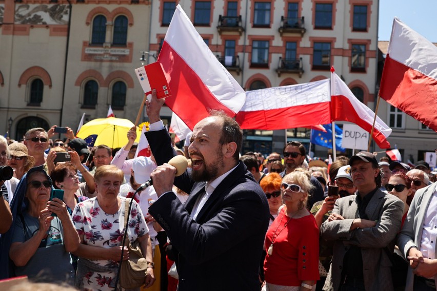 Marsz 4 czerwca w Krakowie. Ludzie wyszli na ulice nie tylko w Warszawie, na Rynku Głównym też zebrał się spory tłum