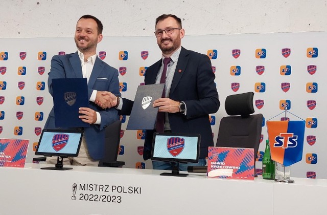 Umowę o współpracy STS z Rakowem podpisali Paweł Rabantek, dyrektor marketingu firmy, i Dawid Krzętowski, wiceprezes klubu